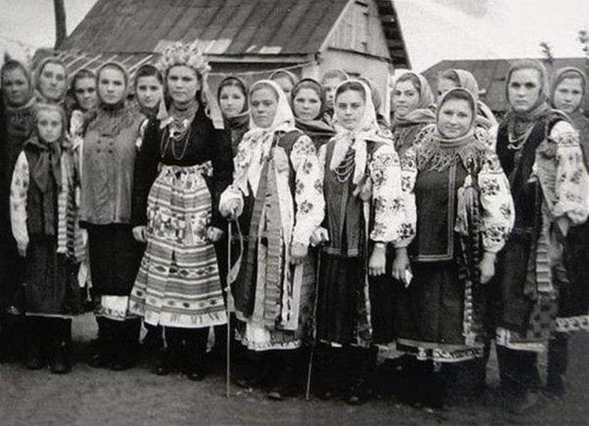 Groupe de femmes en costume folklorique ukrainien, village, photographie d’époque.