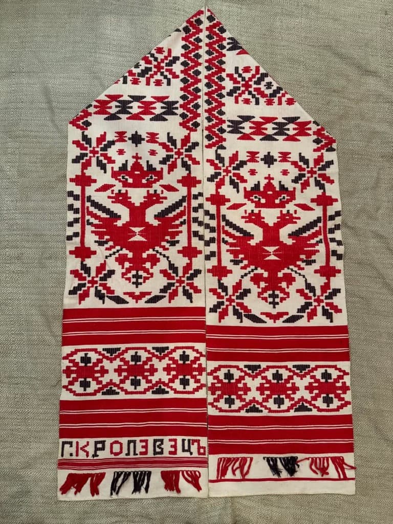 Rushnyk de Krolevets : aigle bicéphale et motifs rouge et noir, tissage « КРОЛЕВЕЦЬ ».